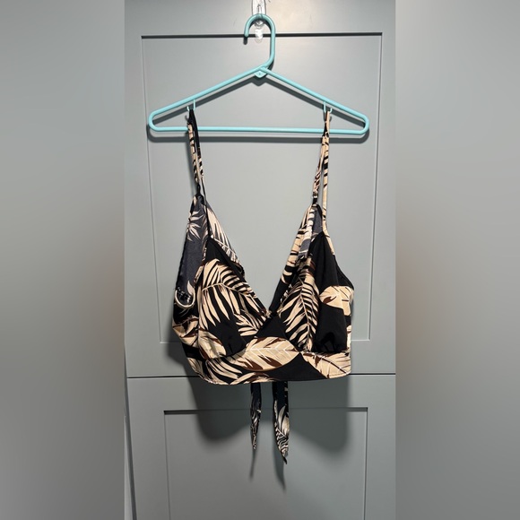 SHEIN Other - SHEIN Curve Leaf Pattern Top